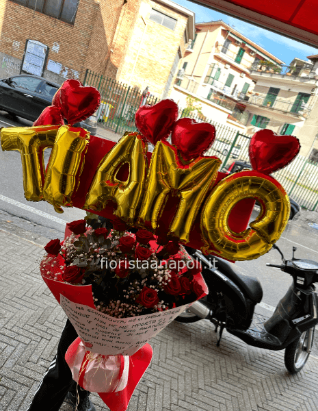 Fascio di rose rosse con scritta ti amo 