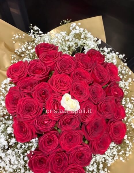 Fascio di rose stelo lungo con rosa bianca centrale 