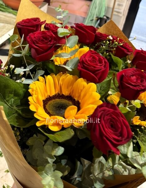 Mazzo di rose rosse con mimosa